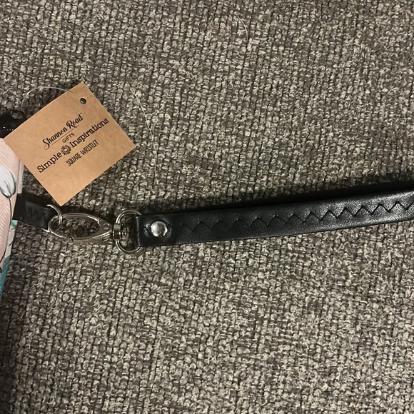 Shannon Road square wristlet - Picture 3 of 3